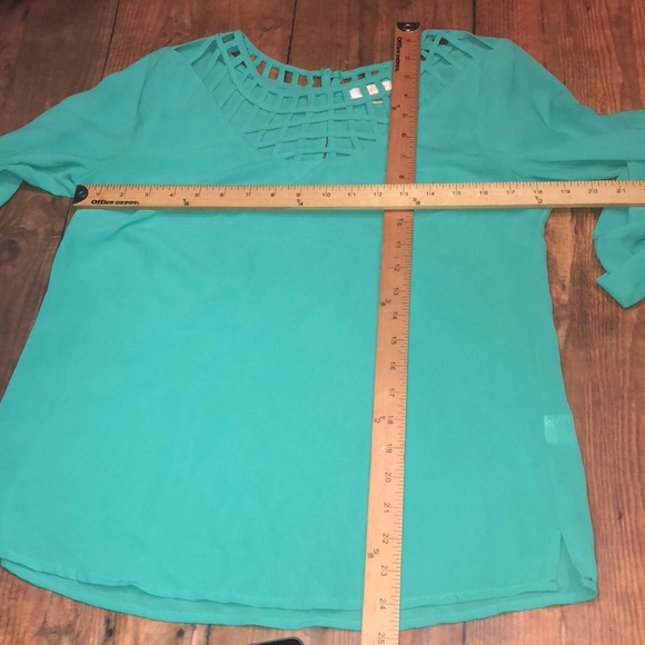 SKIES ARE BLUE~Lattice Shoulder Cut-Out Top~M - Picture 7 of 7